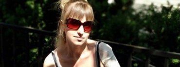 Заробітчанка-українка в Польщі вчиться керувати протезом замість руки, що втратила