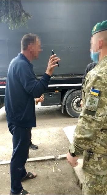 П’яний далекобійник з матюками прикордонникам Закарпаття: "Я вже й...в тут з тобою!"