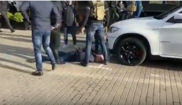 В Ужгороде возле ТЦ "Токио" спецназовцы проводят спецоперацию