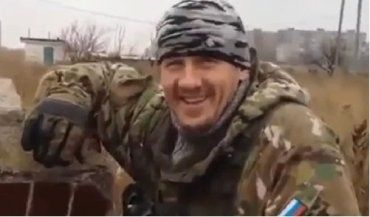 Один - бурятської зовнішності, а в іншого шеврон з російським прапором на рукаві
