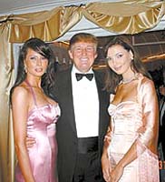 Олександра Ніколаєнко (на фото справа) з подружжям Трампів на їхньому весіллі.