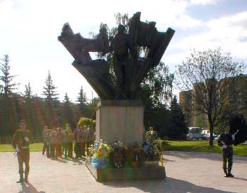 Ужгород. Пам’ятник добровольцям Закарпаття — учасникам Другої світової війни