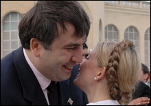 Юлия Тимошенко и Михаил Саакашвили во время визита украинского премьера в Грузию в начале июня этого года