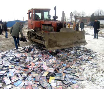 Знищення DVD- та СD-дисків у Мукачеві (Фото з архіву).