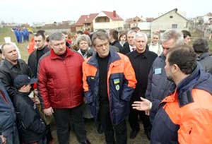 Віктор Ющенко знайомиться з ходом робіт із нарощення водозахисної дамби уздовж річки Тиса (7 квітня 2006 р. ).