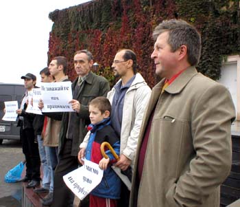 Фотофрагмент з протестної акції закарпатських журналістів на площі Театральна в Ужгороді (2004 рік).