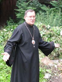 Єпископ Мукачівської греко-католицької єпархії Мілан ШАШІК у дворі Ужгородського кафедрального собору.