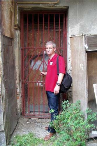 Иван Сарканич показывает заблокированный вход в подвал.
