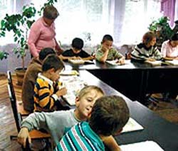 У притулку іноді навчаються учні, які до 14 років жодного дня не сиділи за партою. Це діти із Закарпаття.