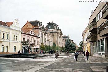 Берегово — угорськомовне місто Закарпаття.