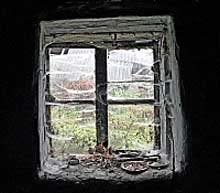 Село Лікіцари. Вікна покинутих будинків.