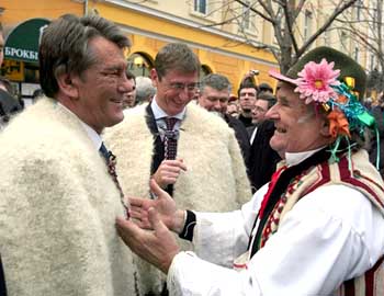 Ющенко в гуцульському кожусі.
