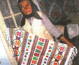 Ганна ЗУБАНИЧ із вишиваним рушником.
