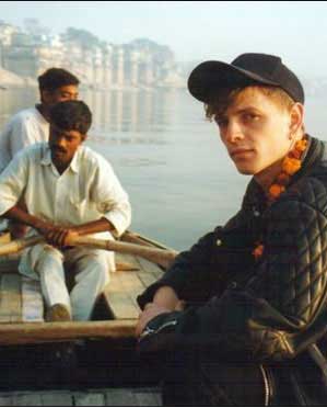 Казкар Едуард ПОПОВИЧ із Горінчова мандрує човном рікою Ганг в Індії.