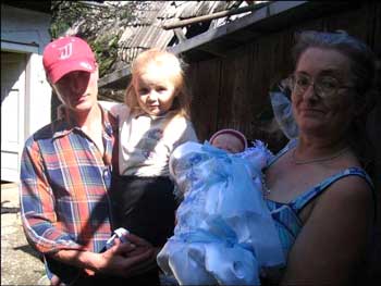 Будівельник Олександр Табака з донькою Вірою, його теща Віра Гаврюк з онуком Сашком.