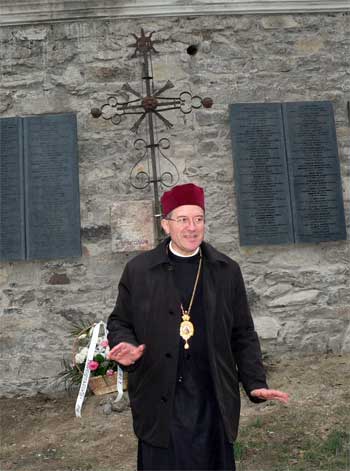 Єпископ Мукачівської греко-католицької єпархії Мілан ШАШІК біля меморіалу (Фото 