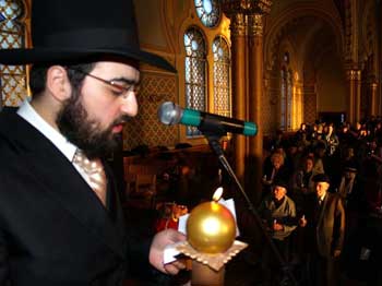 Рабин Менахем Тайхман запалює першу ханукальну свічку у великій синагозі Ужгорода.