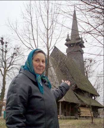 Жителька села Сокирниця Василина ГЕЧКА показує церкву, в якій протікає дах.
