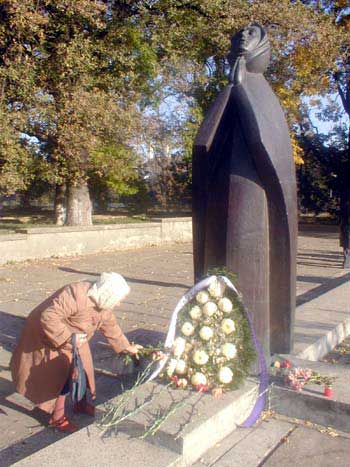 Пам’ятник Скорботній Матерів в Ужгороді.