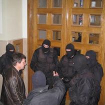 Все двери Харьковского совета блокированы правоохранимтелями фото
