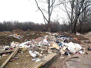 Зараз гуляти алеями Боздоського парку в Ужгороді неприємно: жителі скаржаться на бруд і неприємний запах від сміття, яке гниє...