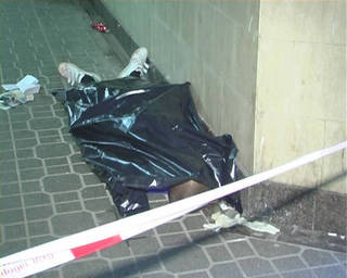 Мужчину бросили умирать в подземном переходе в Киеве на 