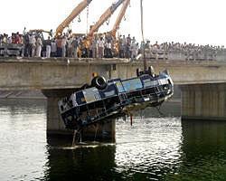 В Индии автобус упал в реку