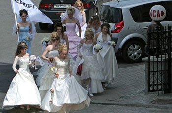 На Европейской площади в Киеве гуляли до полусотни девушек в свадебных платьях