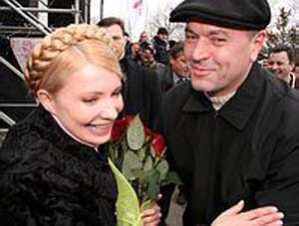 Тимошенко приехала в Ужгород поддержать кандидата в мєры Ратушняка. На заднем плане за Тимошенко видно Игоря Криля, скромно стоящего в стороне...2006 год