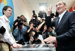 Обработано 40% голосов: Черновецкий - 36,7%, Турчинов - 18,7%