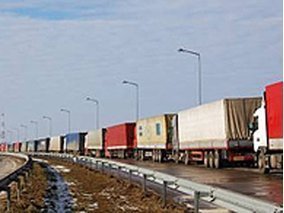 Около двух суток водители грузовиков стоят в 25-километровой очереди при пересечении границы на выезде из Польши в пункте 