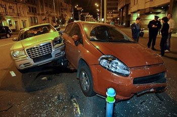 Дорогущий Chrysler, за рулем которого была женщина, врезался в припаркованные автомобили