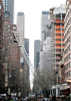 В Нью-Йорке строительный кран упал на 34-этажный небоскреб