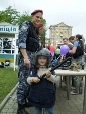 В центре Донецка — дети с автоматами и пистолетами