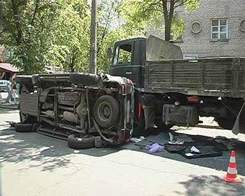 В Киеве джип врезался в грузовик