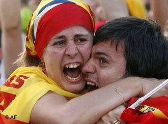 Euro 2008. Spanish fans cheer in Madrid after their team wins