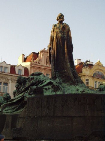 В Праге, на Староместской площади в 1915 г. воздвигнут памятник Яну Гусу. 