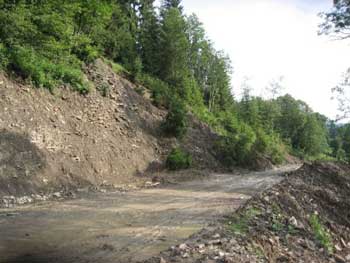 Аварийный участок дороги возле села Буковец на Закарпатье.