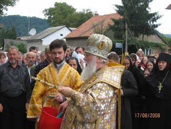 Архієпископ Хустський і Виноградівський Марк.
