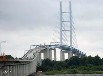 Мост из пластмассового волокна появился в Германии
