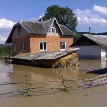 У Галицькому районі Івано-Франківщини разом із житловими обійстями від стихії потерпіло близько 13 шкіл.