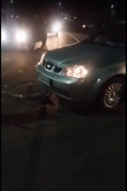 В Закарпатье жители ополчились против водителя, хотевшего уехать после ДТП 