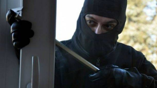 На Закарпатье полиция разыскивает группу преступников, ограбивших людей в их собственном доме 