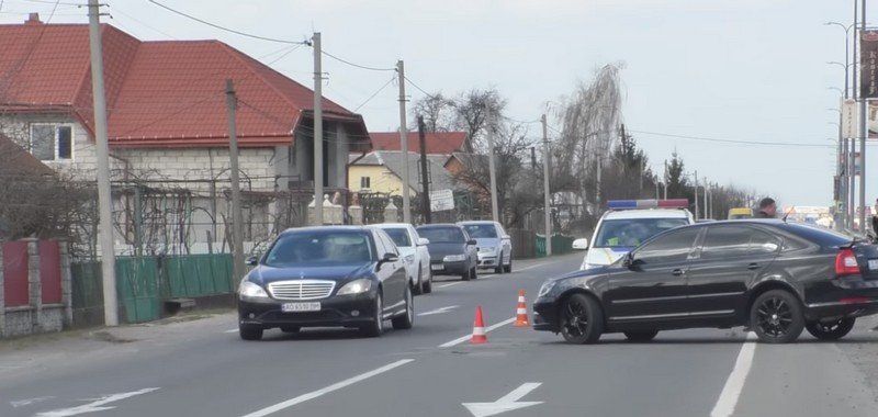 Дорожня аварія біля Ужгорода: у авітівки сильно пошкоджений бампер і капот
