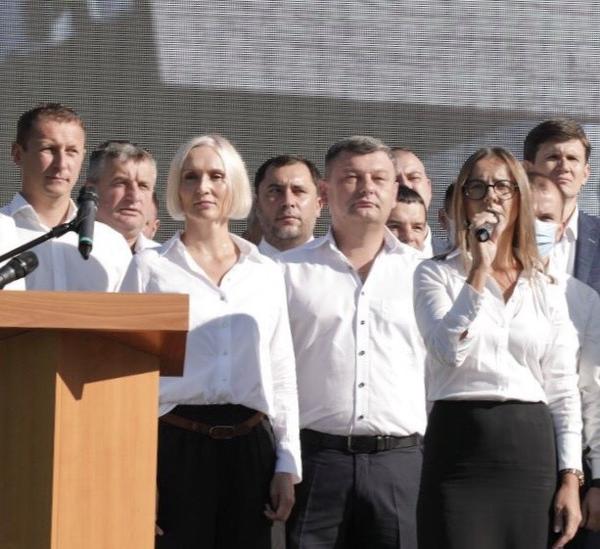 В центре Ужгорода официально представили будущих кандидатов в депутаты от "Слуги Народа"