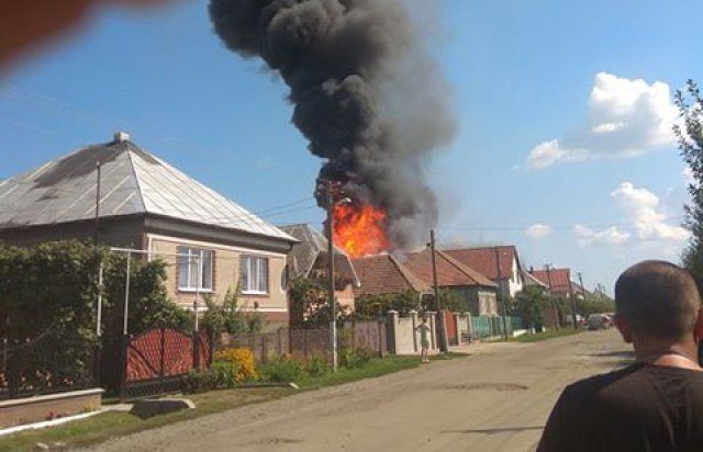 Закарпаття. Поряд із містом Мукачево рятувальники борються з двома пожежами