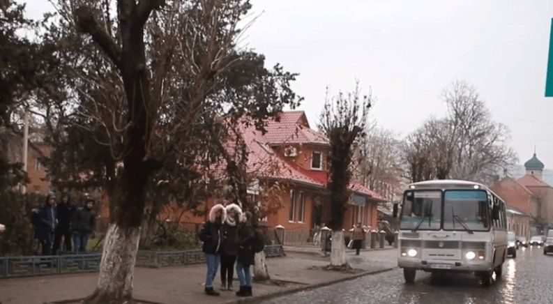 Закарпаття. Школярі Виноградівщини добираються до школи й назад до рідної домівки за сто гривень — кожен день!