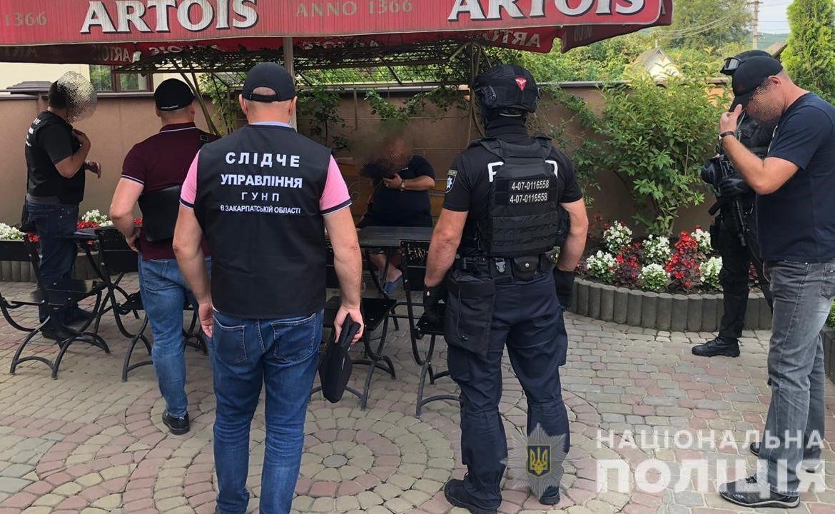 Владелец ресторана в Закарпатье продавал клиентам опасный алкоголь