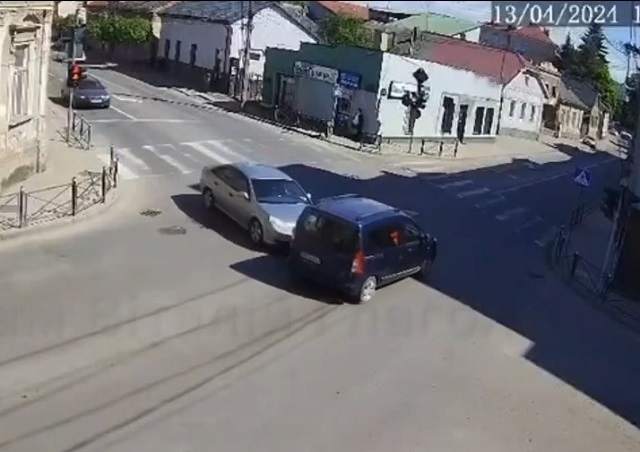 Решил проскочить: В Ужгороде жестко неразминулись два авто