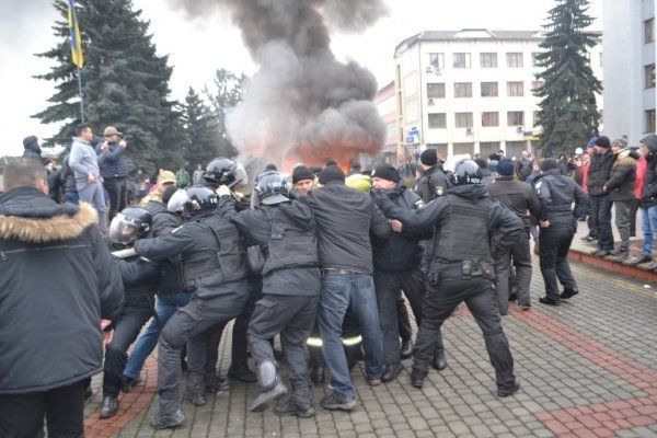 На Закарпатье произошли столкновения между митингующими и правоохранителями
